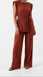 CONJUNTO PLISADO CON HOMBRERAS