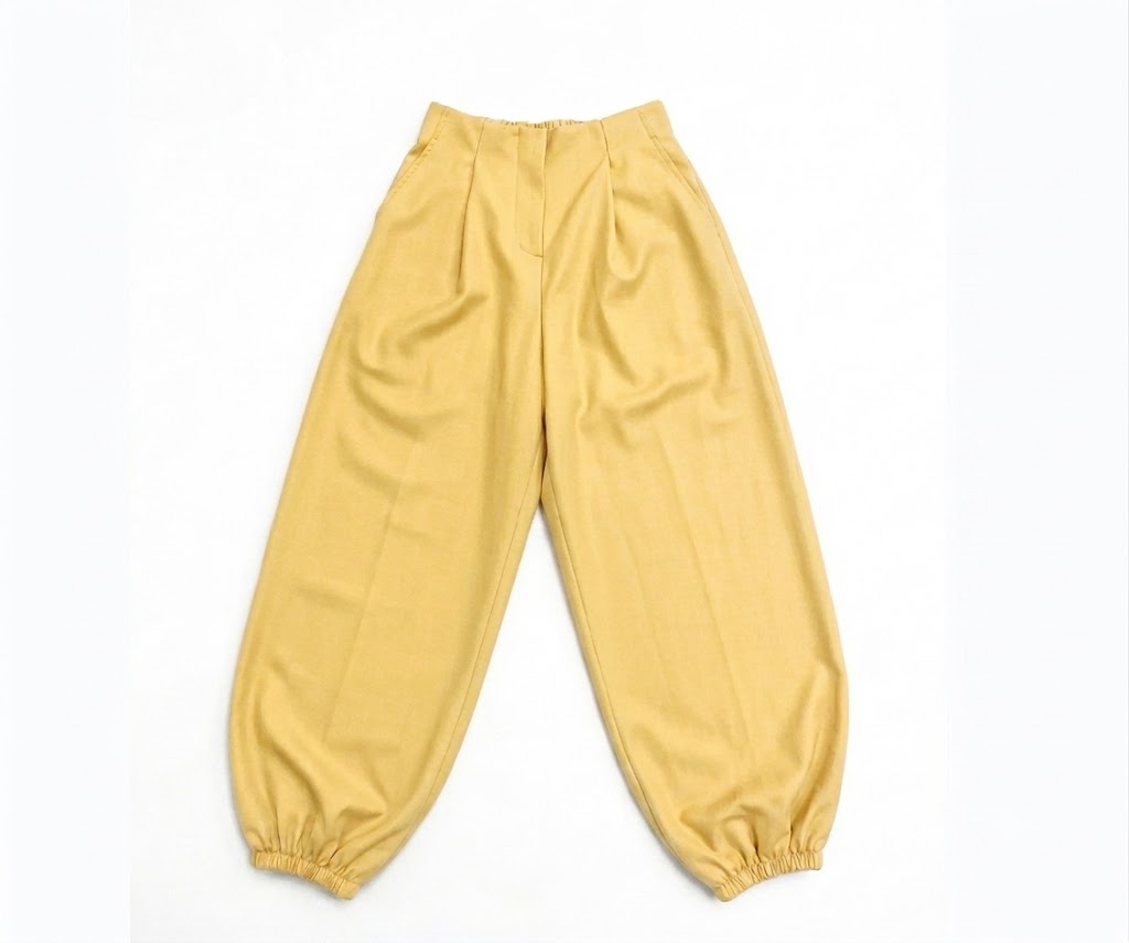 PANTALÓN CON PINZAS Y PUÑO ELÁSTICO