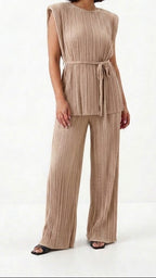 CONJUNTO PLISADO CON HOMBRERAS