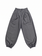 PANTALÓN CON PINZAS Y PUÑO ELÁSTICO
