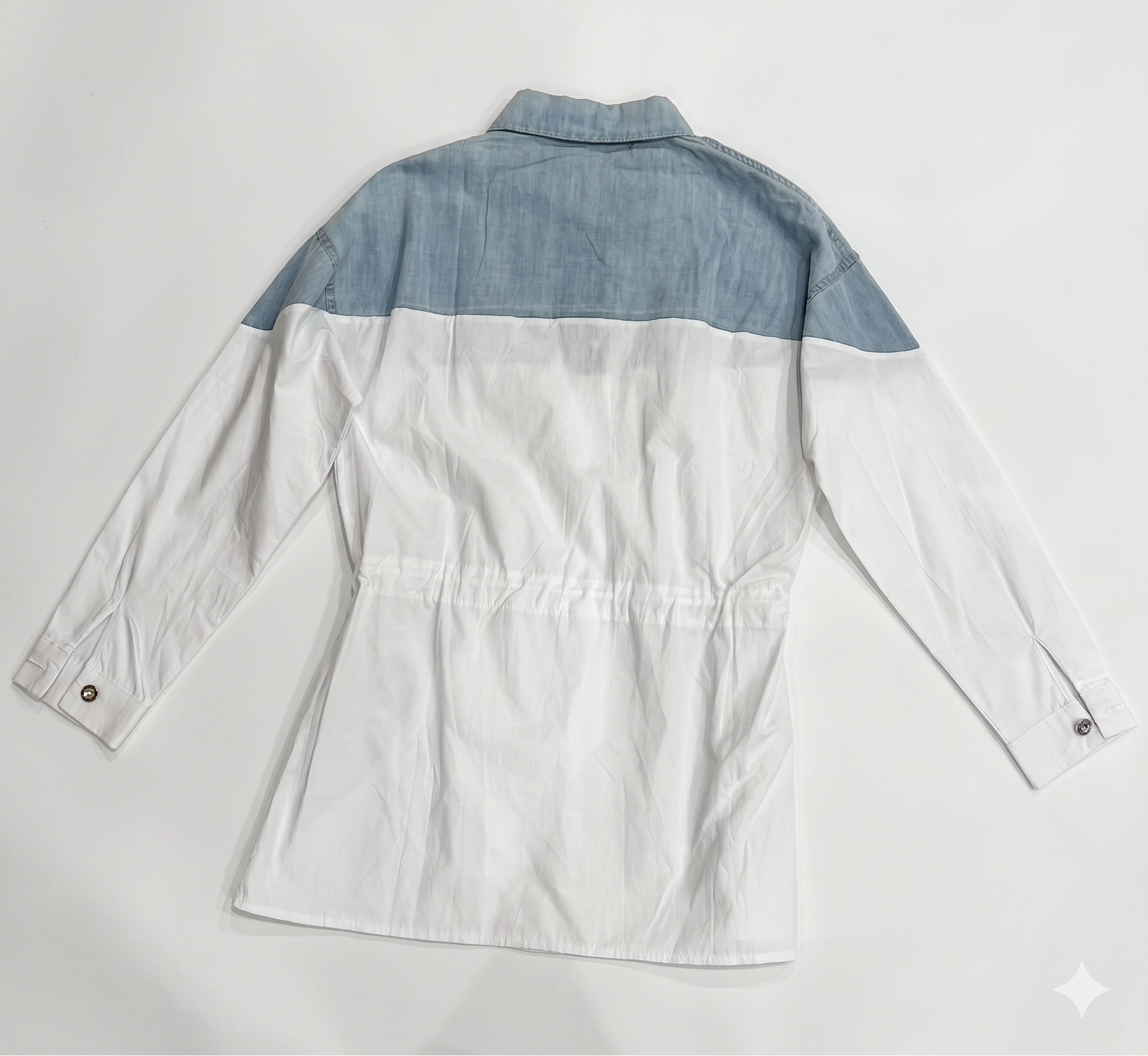 CAMISA CON DETALLES EN DENIM Y AJUSTE EN CINTURA