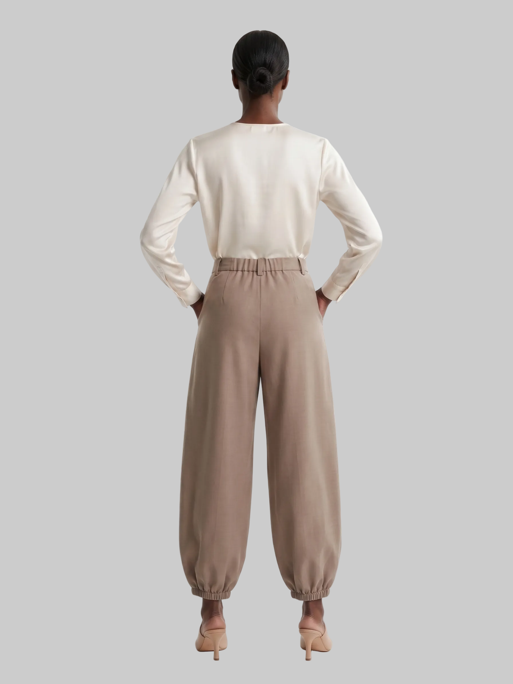 PANTALÓN CON PINZAS Y PUÑO ELÁSTICO