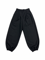 PANTALÓN CON PINZAS Y PUÑO ELÁSTICO