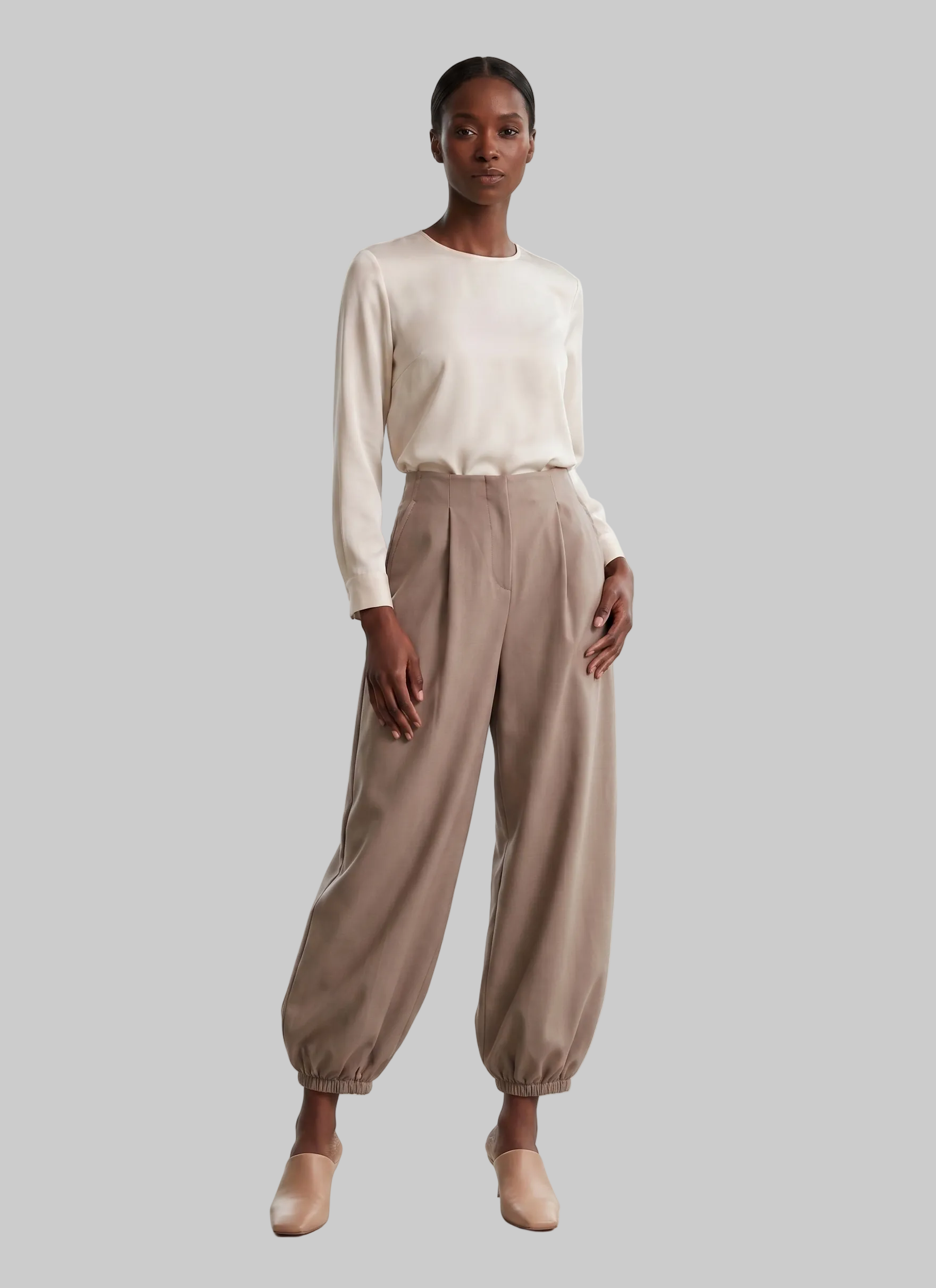 PANTALÓN CON PINZAS Y PUÑO ELÁSTICO