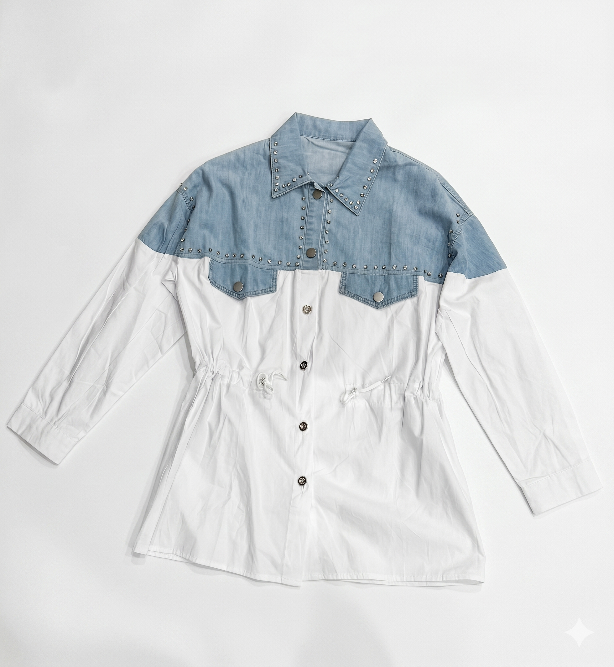 CAMISA CON DETALLES EN DENIM Y AJUSTE EN CINTURA