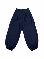PANTALÓN CON PINZAS Y PUÑO ELÁSTICO