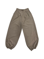 PANTALÓN CON PINZAS Y PUÑO ELÁSTICO