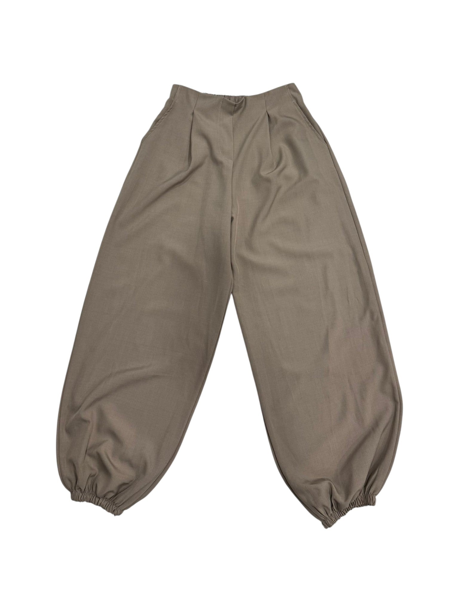 PANTALÓN CON PINZAS Y PUÑO ELÁSTICO