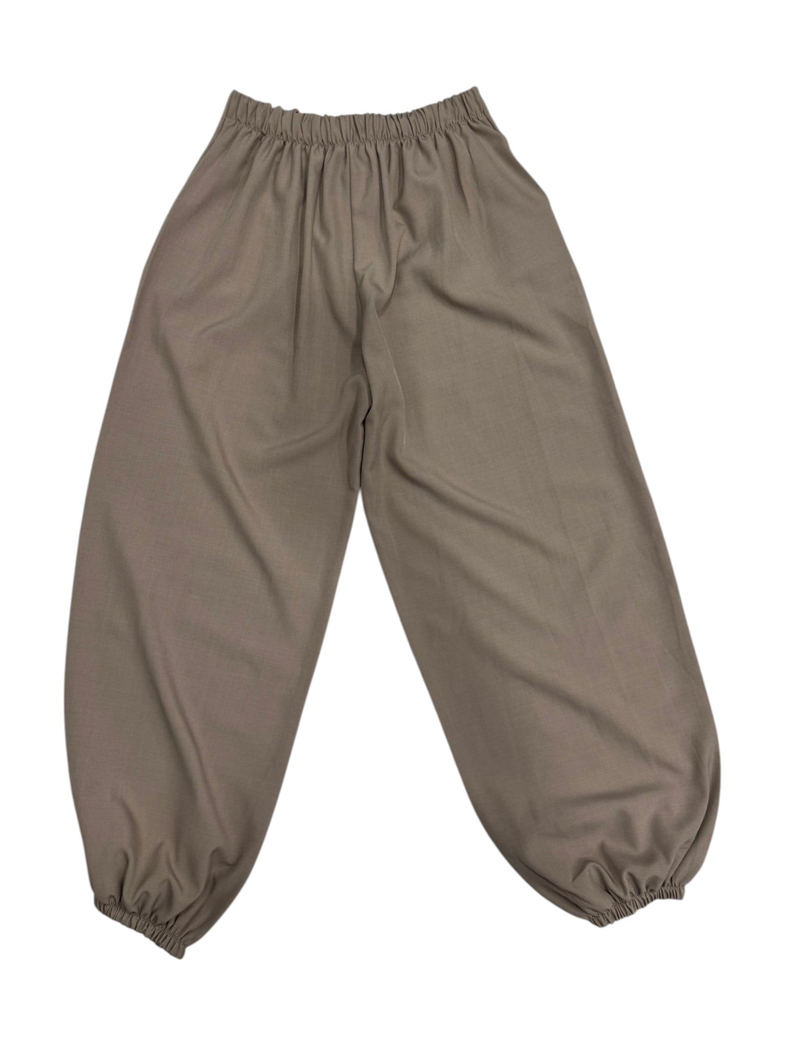 PANTALÓN CON PINZAS Y PUÑO ELÁSTICO