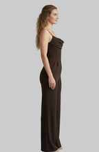 MONO ELEGANTE DE TIRANTES