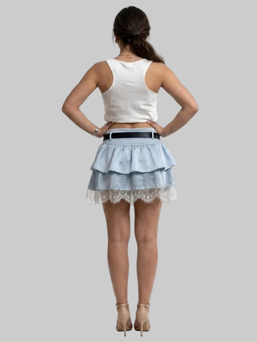 FALDA CORTA CON VOLANTES, ENCAJE Y CINTURÓN