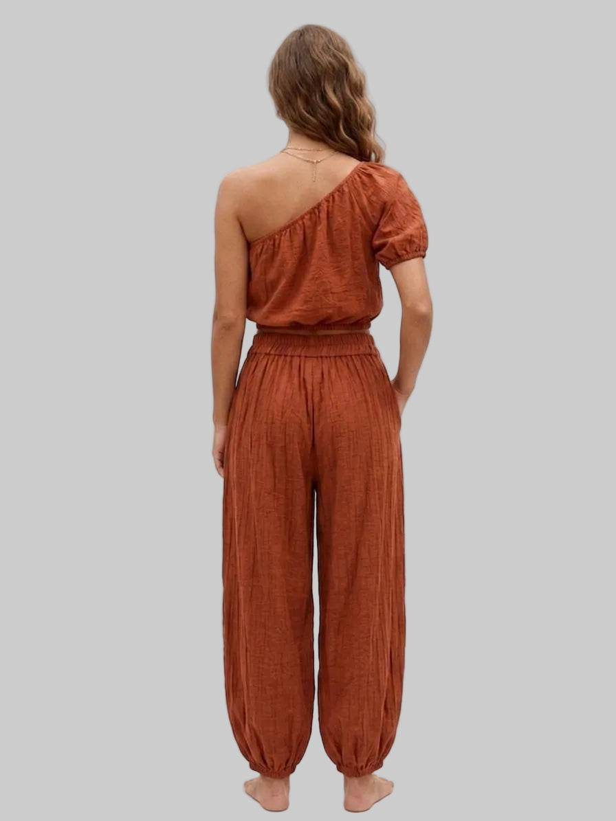 CONJUNTO TOP ASIMÉTRICO Y PANTALÓN FLUIDO