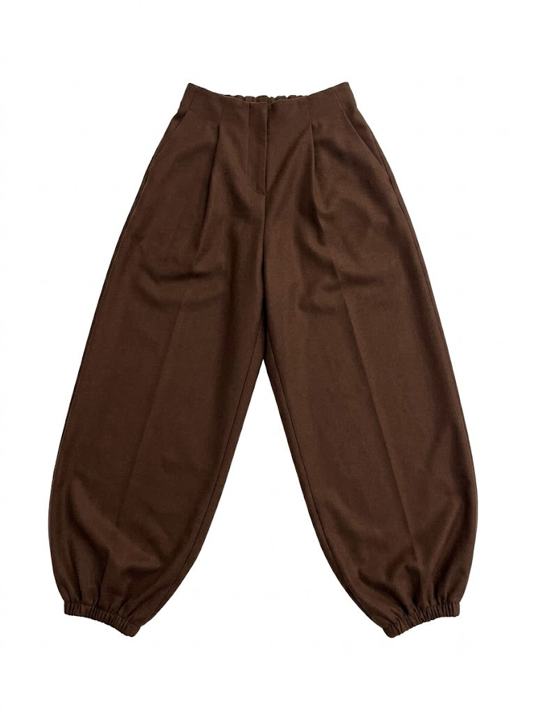 PANTALÓN CON PINZAS Y PUÑO ELÁSTICO