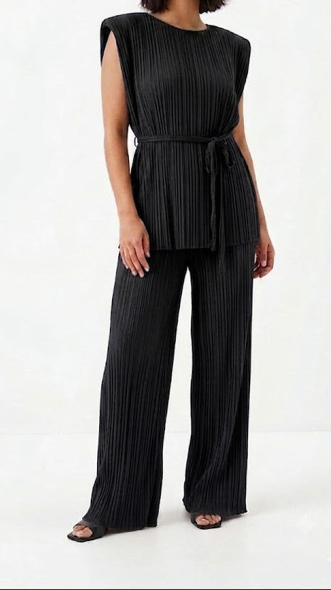 CONJUNTO PLISADO CON HOMBRERAS