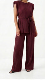 CONJUNTO PLISADO CON HOMBRERAS
